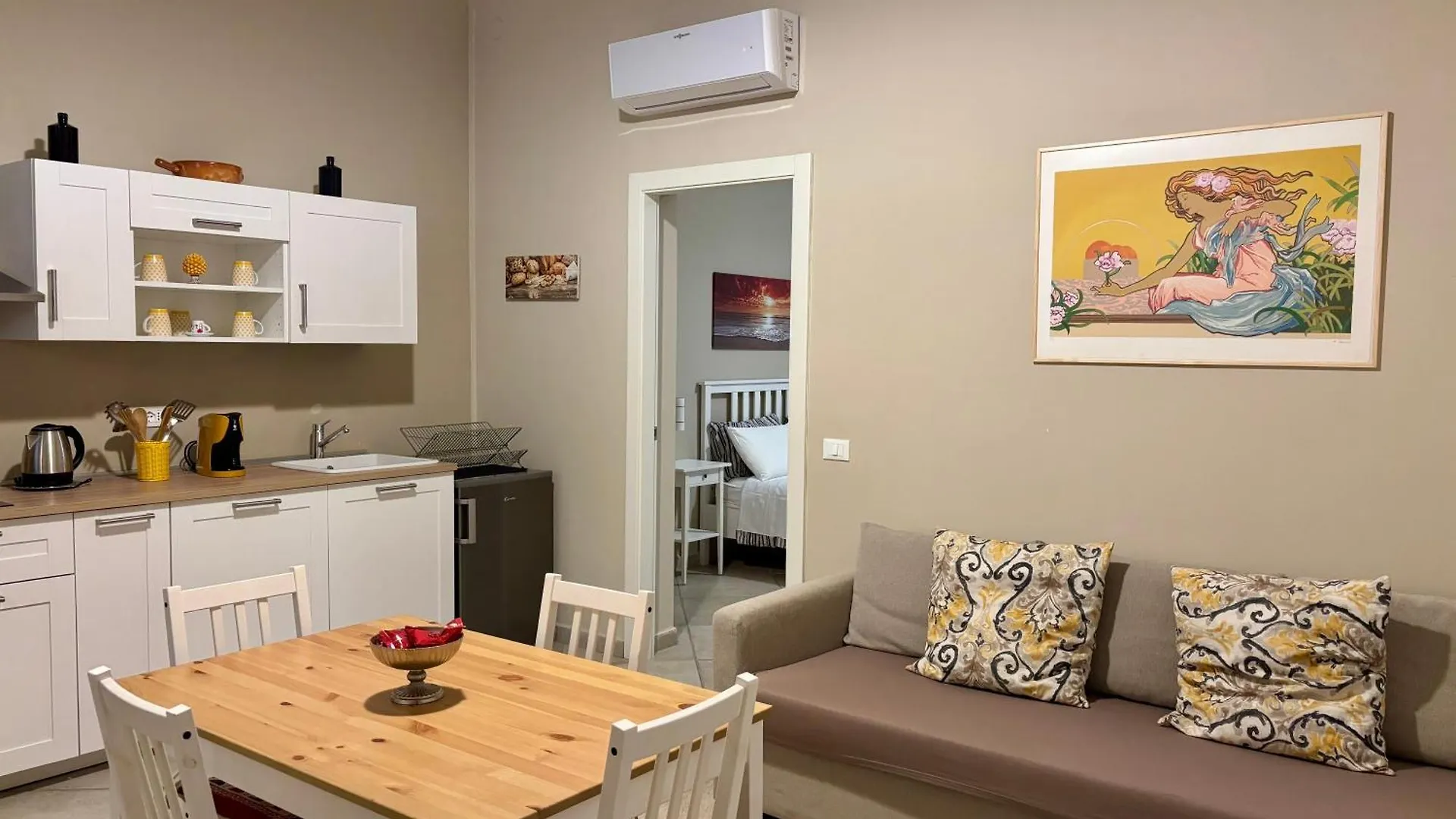 Central Balcony & Terrace Apartments Near Attractions Palermo Italia